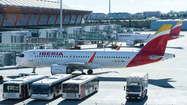Varios aviones de Iberia esperan en la pista de aterrizaje del aeropuerto Madrid-Barajas