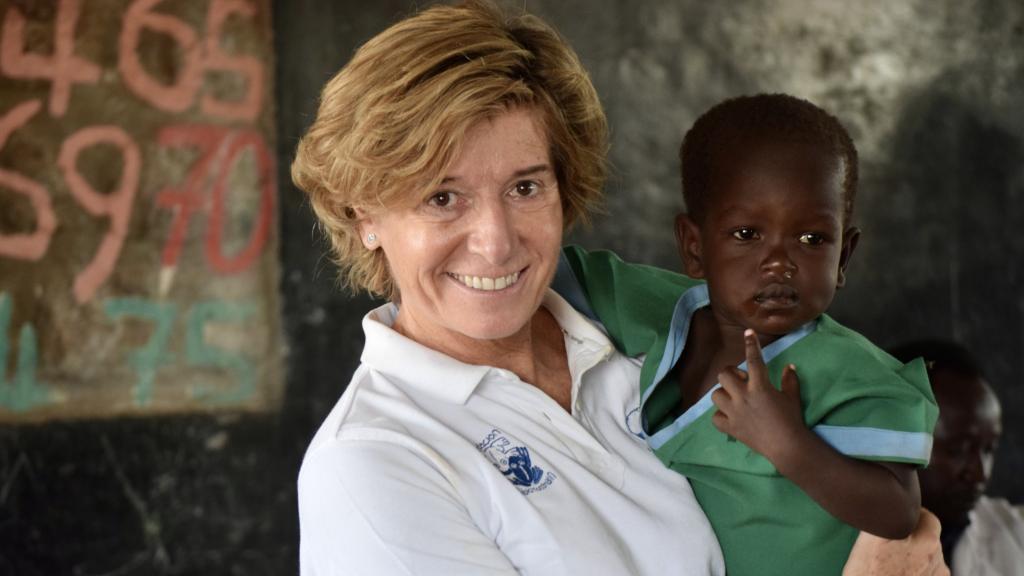 Ana Sendagorta con un alumno de las escuelas preescolares de Turkana_Kenia
