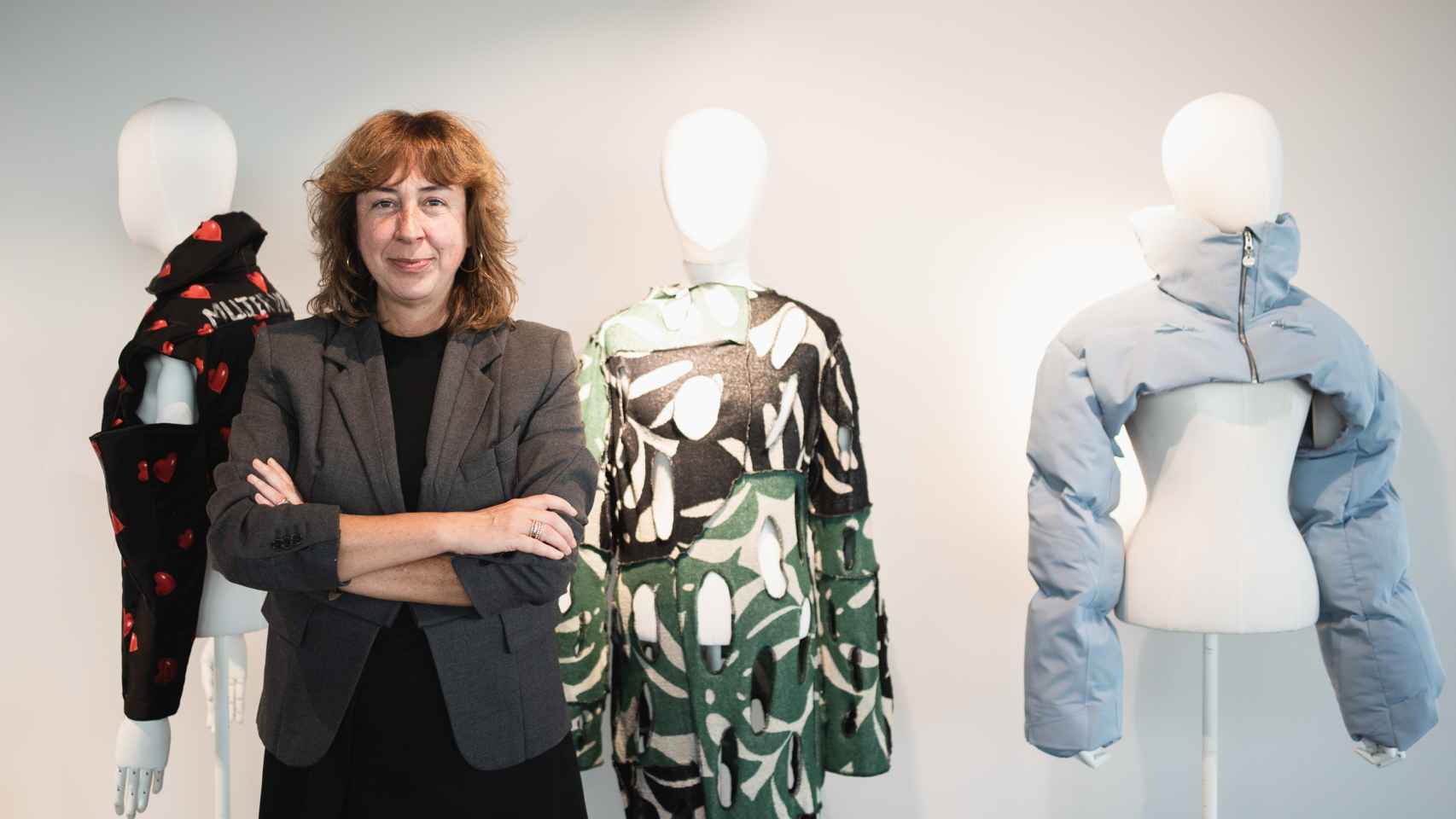 La directora de Sostenibilidad de H&M en España y Portugal posa junto algunos diseños del 'Circular Program'.
