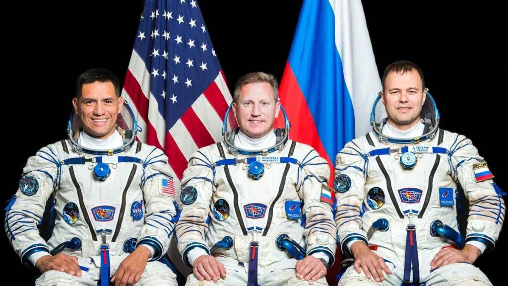 De izquierda a derecha: los tripulantes Rubio, Prokopyev y Petelin de la misión MS-22.