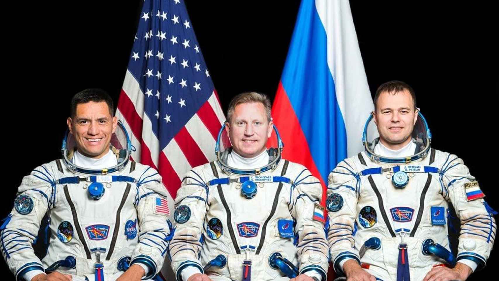 Los tripulantes Rubio, Prokopyev y Petelin (de izquierda a derecha) de la misión MS-22.