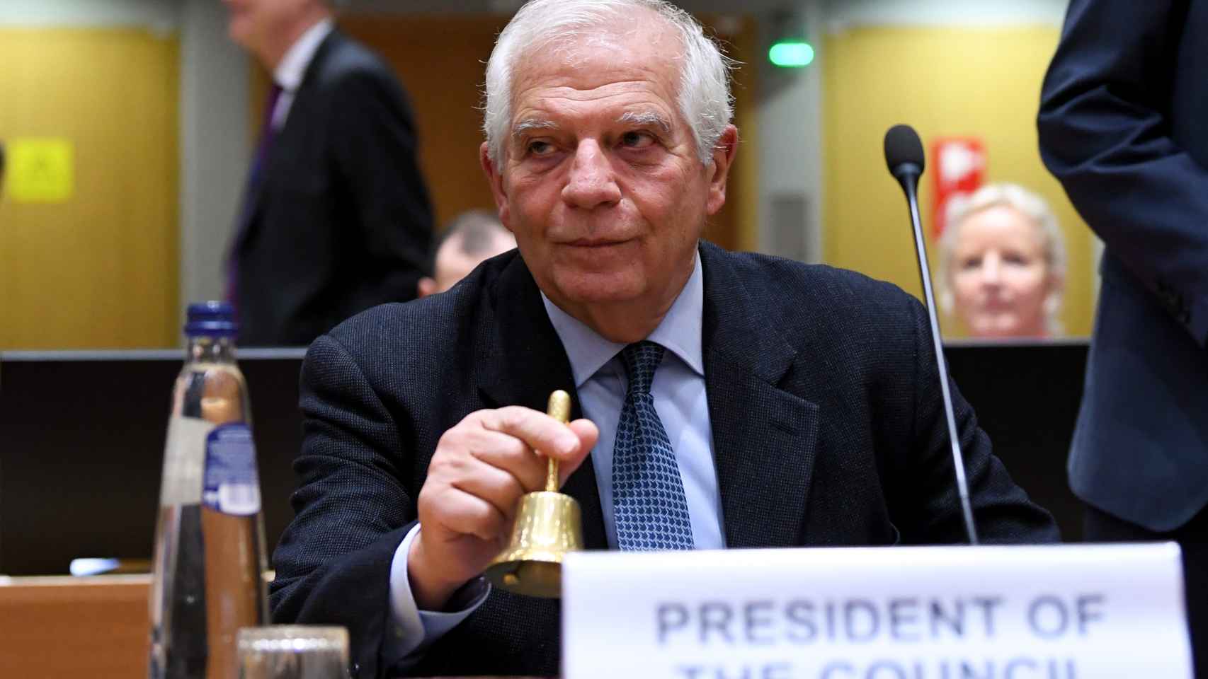 Josep Borrell usa la campanilla para dar inicio a la reunión de ministros de Exteriores de la UE de este lunes