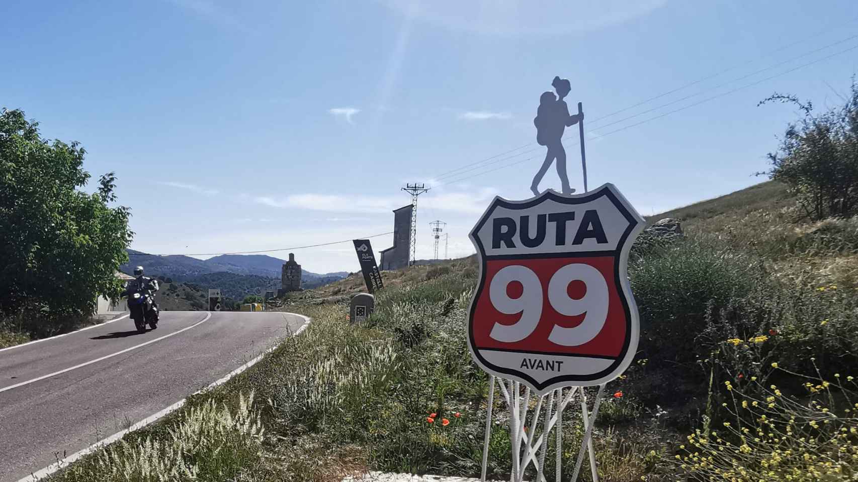Cartel de la 'Ruta 99' de la Generalitat para promocionar a los municipios despoblados. EE