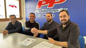 Ernesto Jorques, Bernabé Cano, Joan Gadea y José Balaguer, este lunes en la sede del PP de La Nucía.