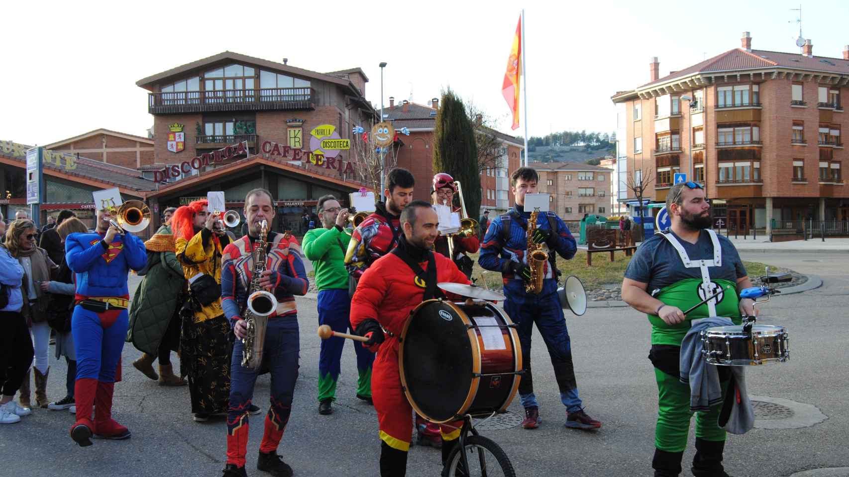 Gente disfrazada en el Carnaval de la Galleta de Aguilar de Campoo