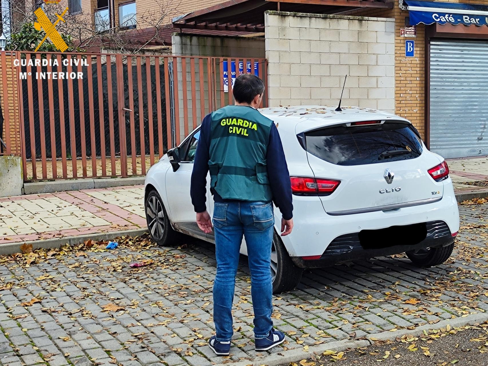 Imagen de un Guardia Civil con uno de los vehículos robados en Segovia.
