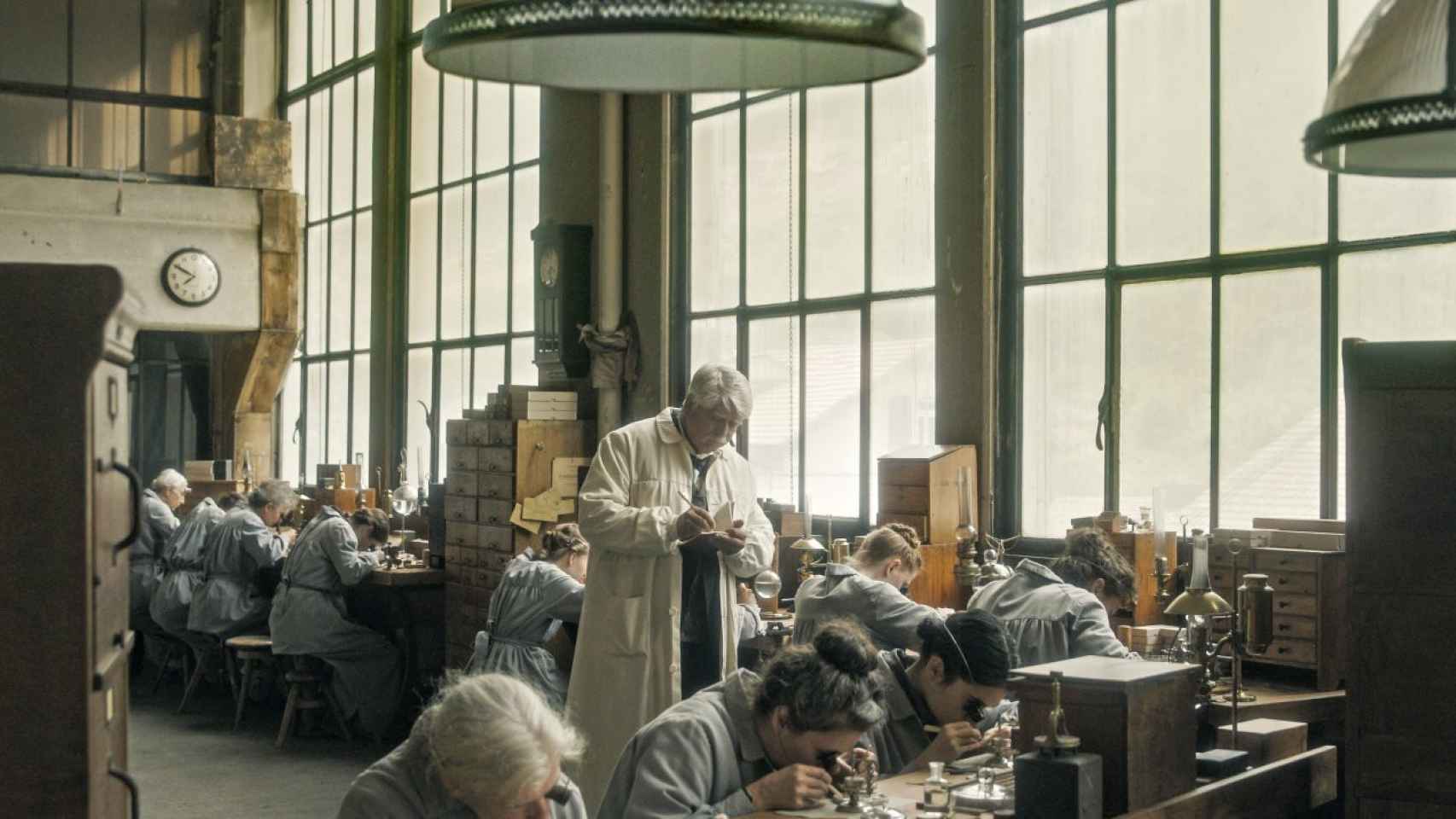 Vista general de la fábrica de relojes en la que se desarrolla 'Disturbios'