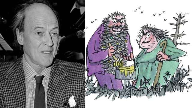 Roald Dahl junto a una ilustración de Quentin Blake de sus personajes 'The Twits'