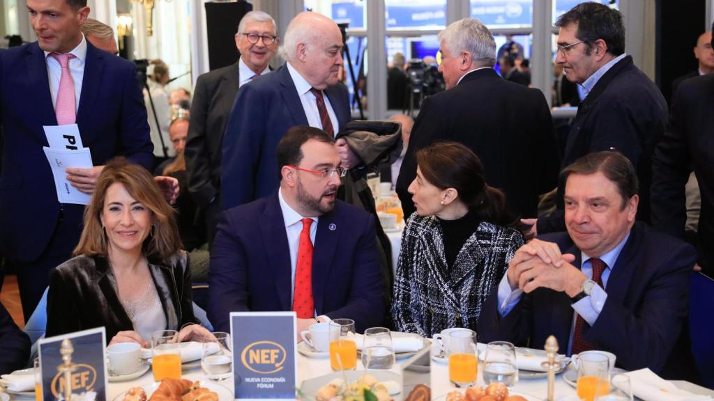 El presidente del Principado de Asturias, Adrián Barbón (2i), este lunes junto a la ministra de Transportes, Movilidad y Agenda Urbana Raquel Sánchez (i), la ministra de Justicia Pilar Llop (2d) y el ministro de Agricultura Luis Planas (d).