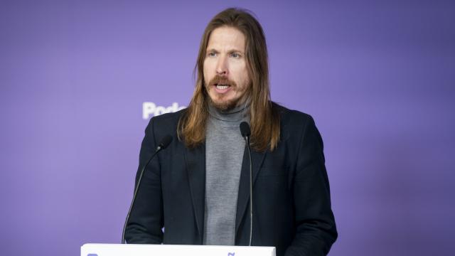 El coportavoz  y secretario de Organización de Podemos, Pablo Fernández, en una rueda de prensa.