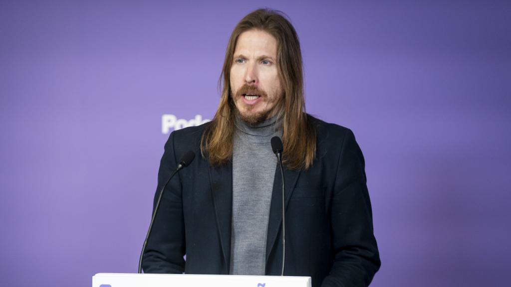 El coportavoz de Podemos, Pablo Fernández, este lunes en rueda de prensa.