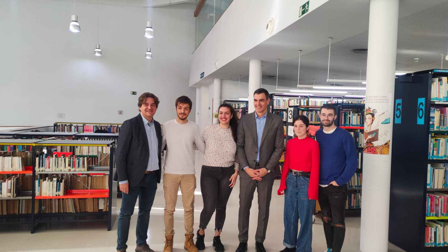 El presidente Pedro Sánchez y el alcalde, Javier Ayala, en un centro cultural de Fuenlabrada con cuatro estudiantes.