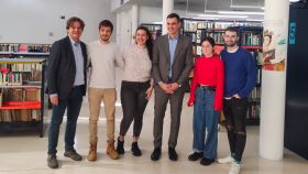 El presidente Pedro Sánchez, este lunes en un centro cultural de Fuenlabrada con cuatro estudiantes.