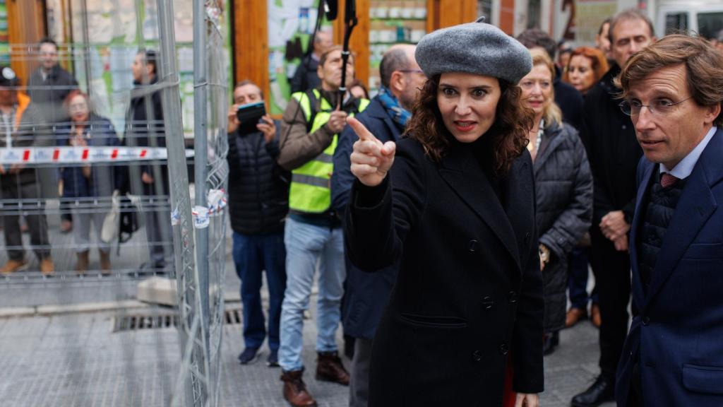 La presidenta de la Comunidad de Madrid, Isabel Díaz Ayuso y el alcalde de Madrid, José Luis Martínez-Almeida, durante una visita a las obras de la Plaza de Pontejos.