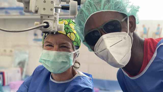 La oftalmóloga Elena Barraquer  junto a un paciente.