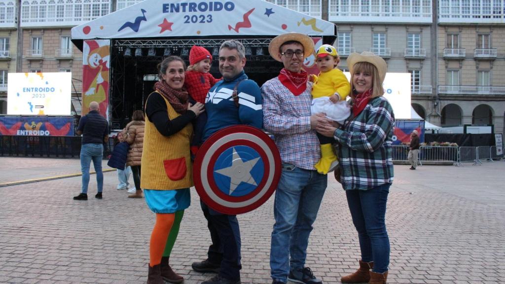 Un grupo de personas disfrazadas por el Entroido de A Coruña.