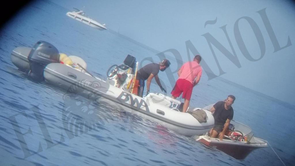 La banda de pescadores furtivos, supuestamente liderada por 'Los Rojos', cerca de una de las piscifactorías que el Grupo Ricardo Fuentes e Hijos tiene en San Pedro del Pinatar y en Cartagena.