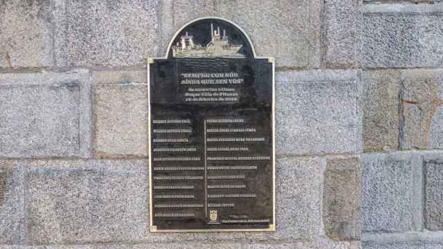 Placa instalada en Pontevedra en homenaje a los fallecidos en el naufragio del ‘Villa de Pitanxo’.