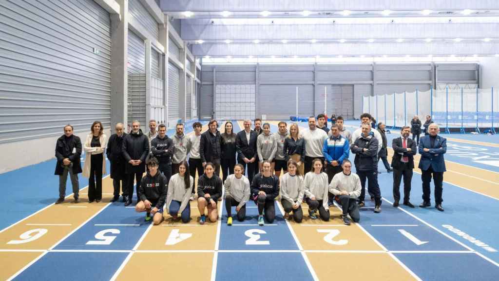 El presidente da Xunta, Alfonso Rueda, presenta las pistas de atletismo del Ifevi.