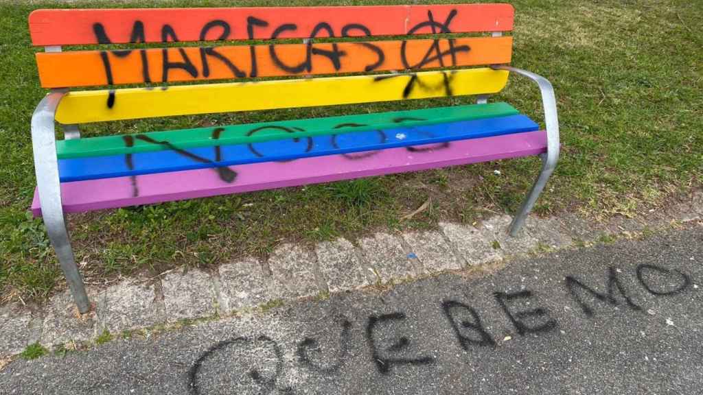 Imagen de la pintada homófoba en el banco del paseo de Lourido.