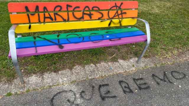 Imagen de la pintada homófoba en el banco del paseo de Lourido.