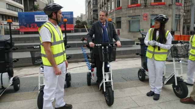 Abel Caballero, probando los nuevos triciclos eléctricos.