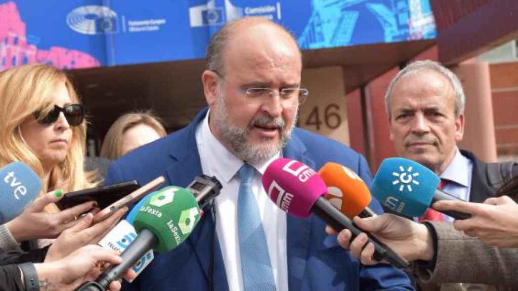 EL vicepresidente de Castilla-La Mancja, José Luis Martínez Guijarro, atendiendo a los medios.