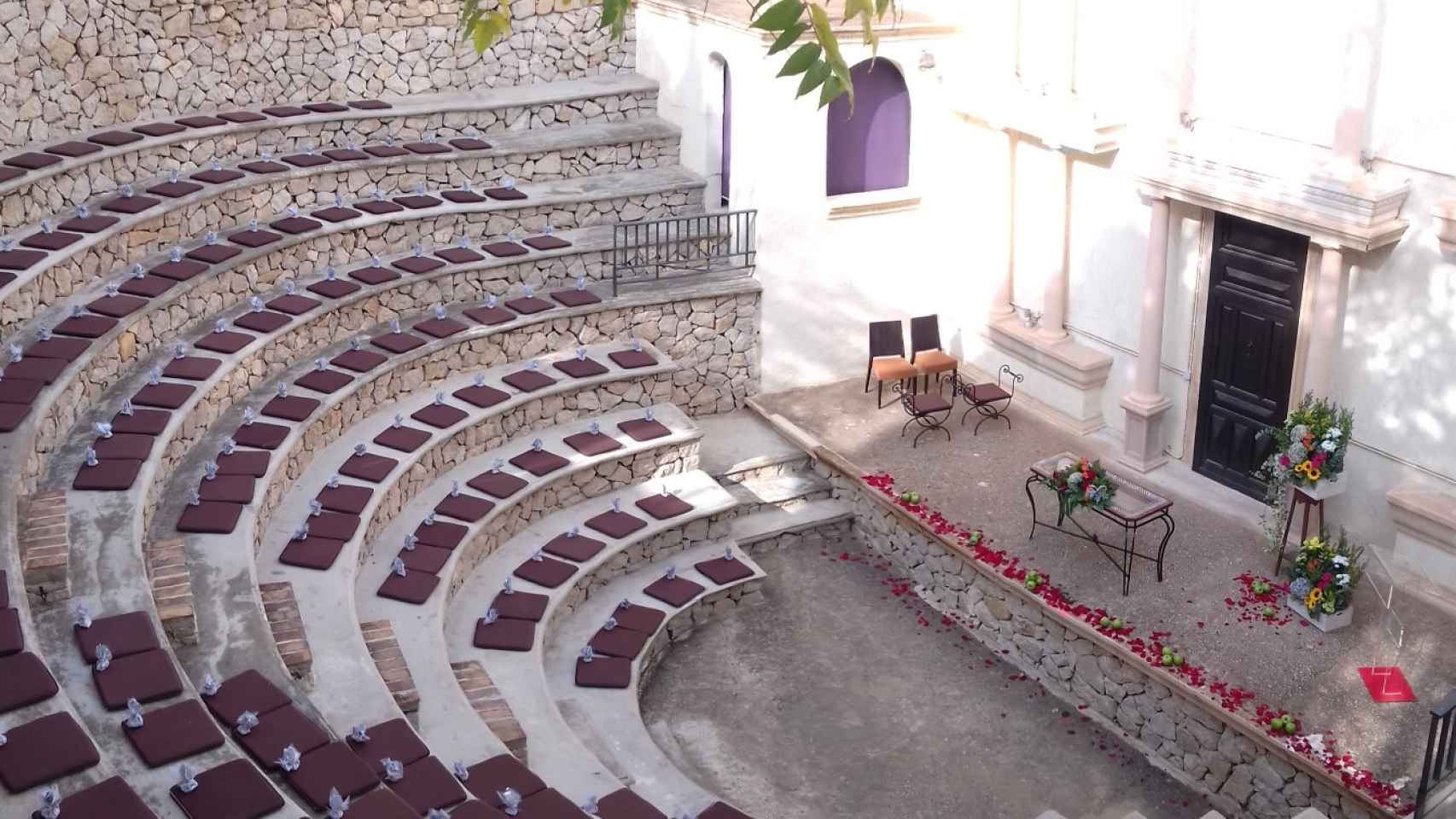 En El Campello se encuentra Pueblo Acantilado Suites y su anfiteatro romano.