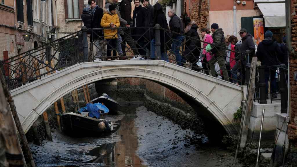 Barcos en un canal durante una fuerte sequía en los canales de Venecia.