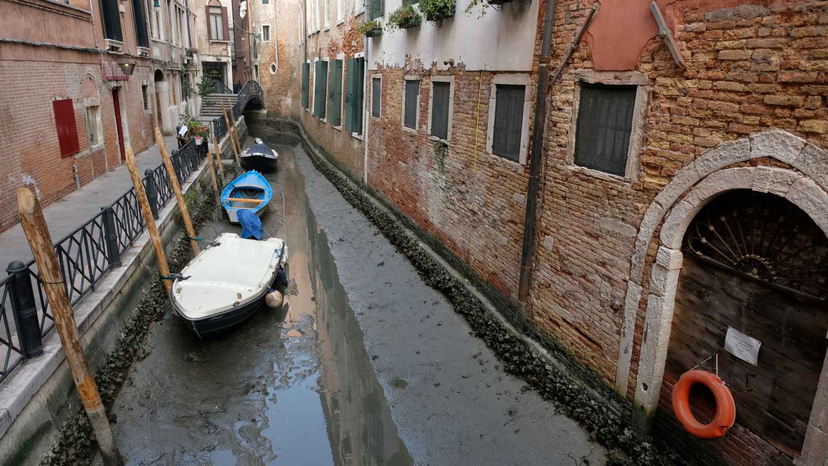Un canal de Venecia seco.