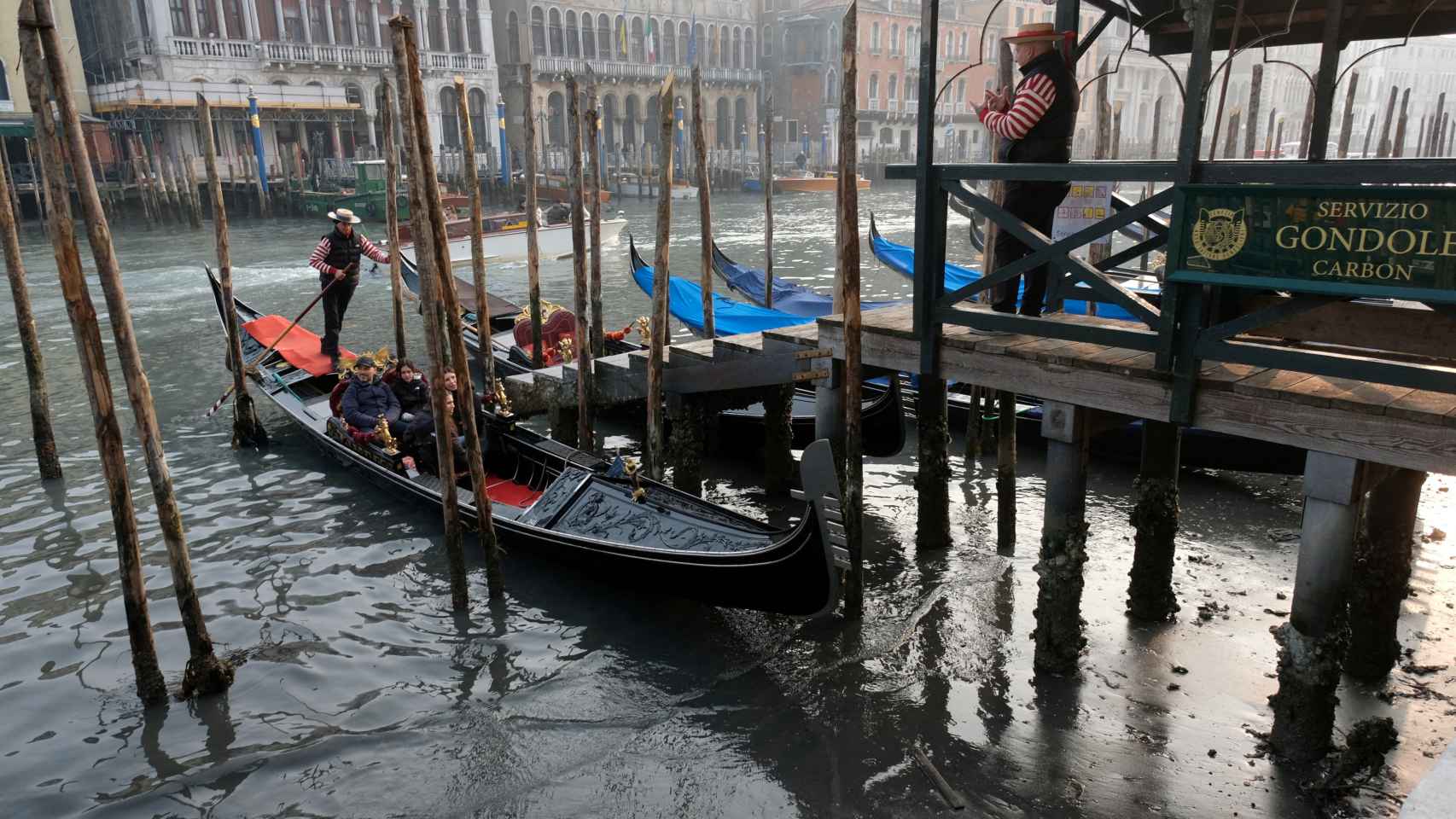 Góndolas en el Gran Canal durante una fuerte bajamar en la laguna de Venecia.