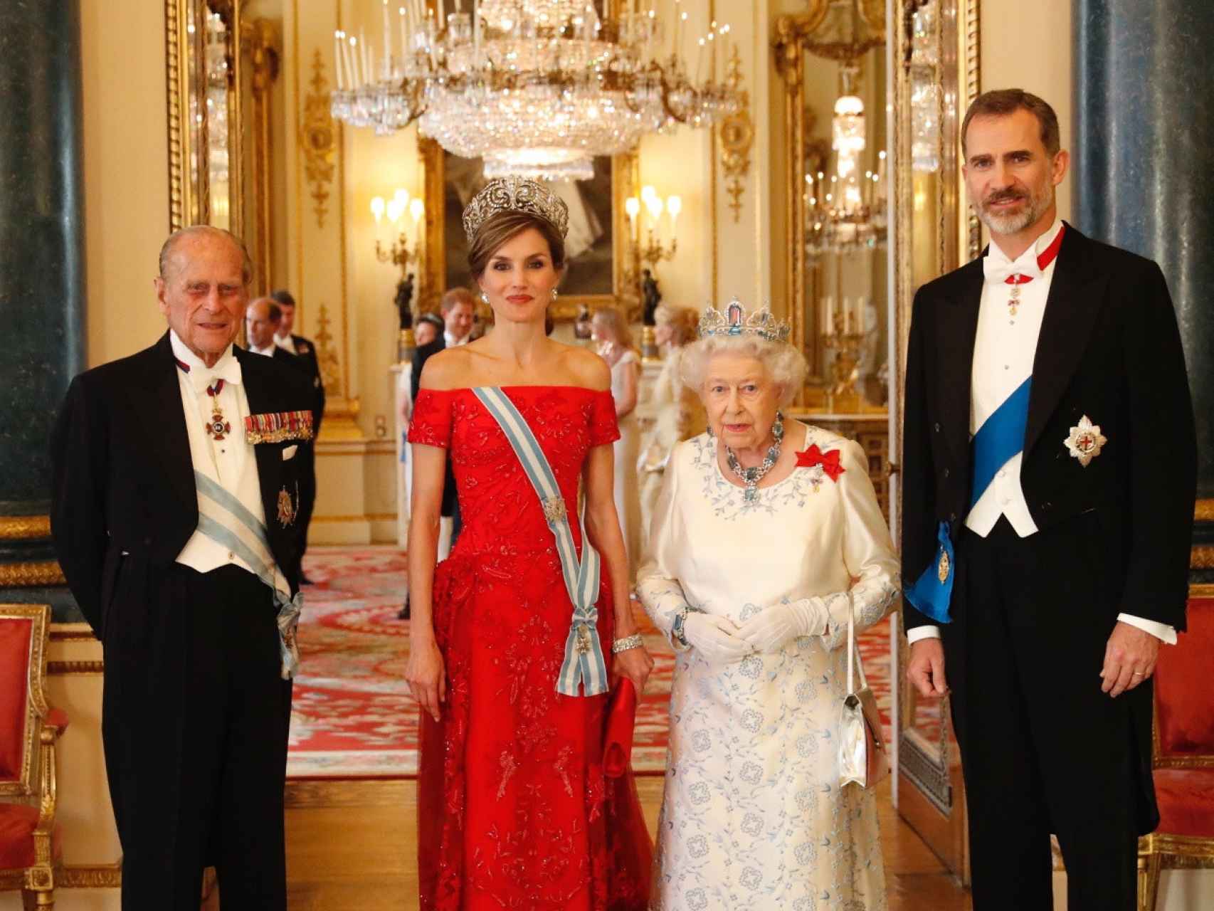 Los reyes Felipe VI y Letizia junto a Isabel II y el duque de Edimburgo en Buckingham en 2017.