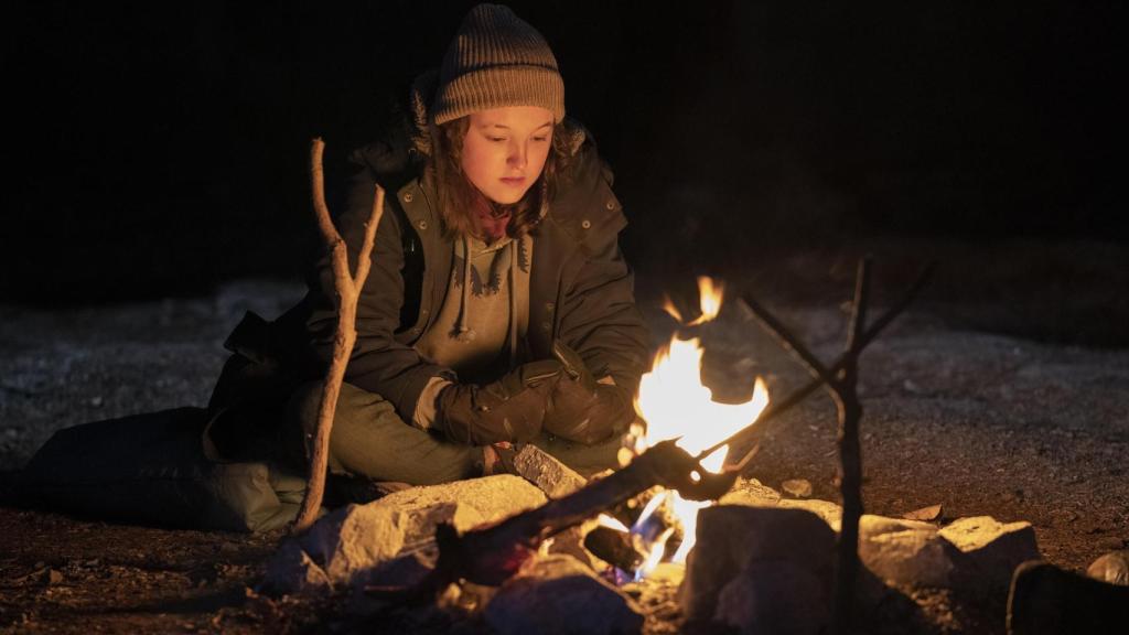 Ellie frente al fuego en 'The Last of Us'