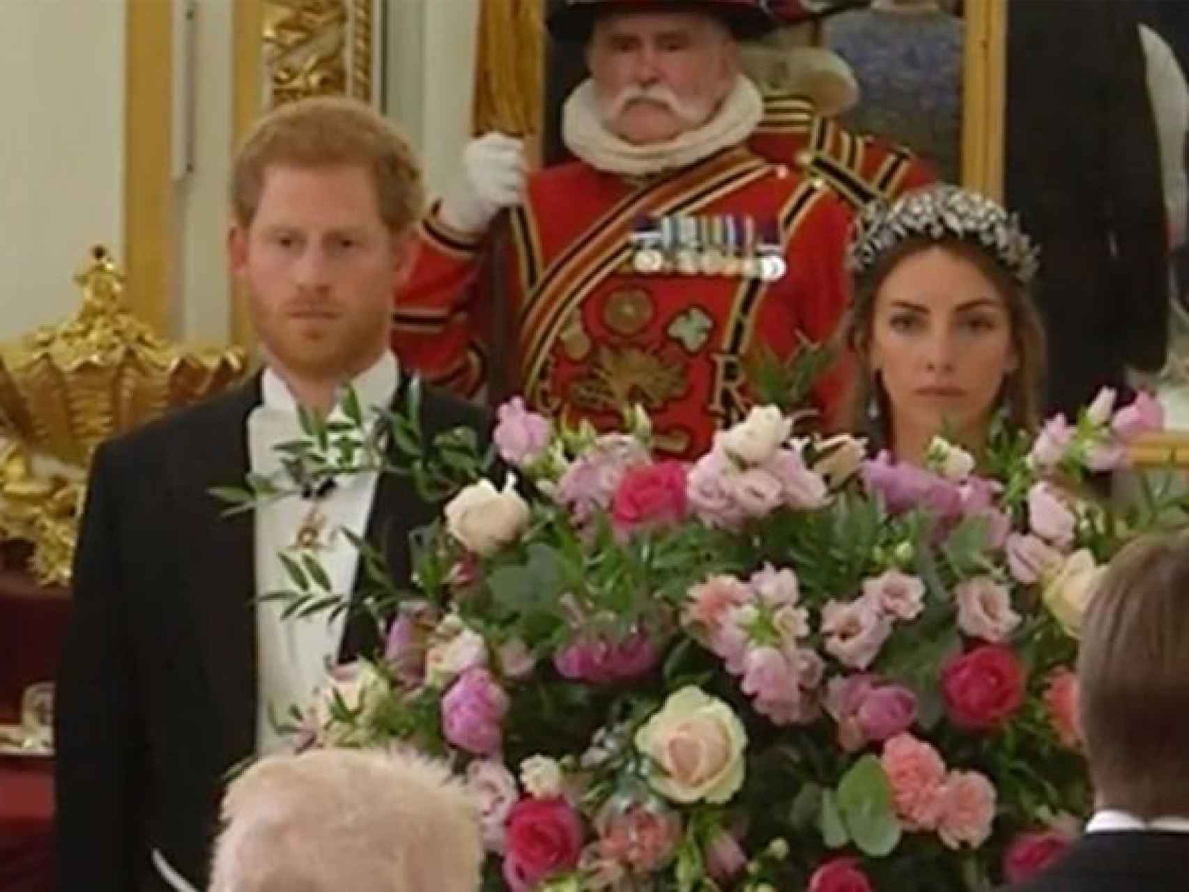 Rose Hanbury, sentada junto al príncipe Harry en la cena de estado celebrada en Buckingham en honor a Felipe VI y Letizia.