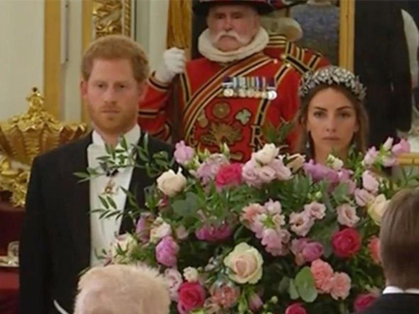 Rose Hanbury, sentada junto al príncipe Harry en la cena de estado celebrada en Buckingham en honor a Felipe VI y Letizia.
