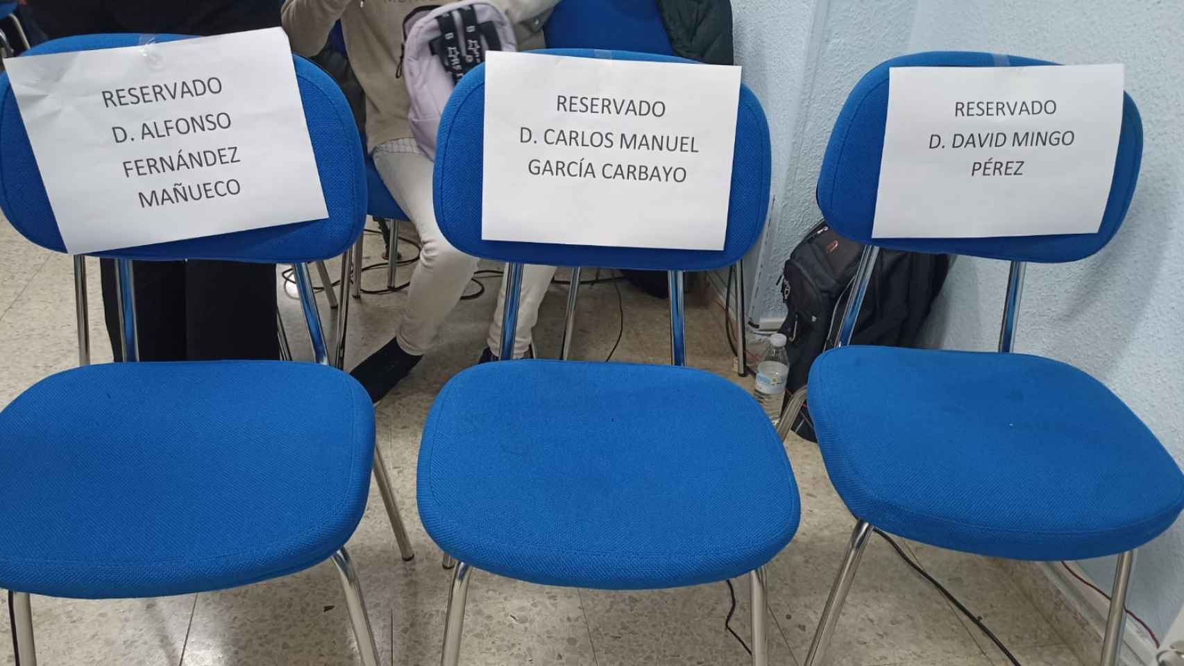 Tres sillas vacías, el presidente del PP de Castilla y León, el presidente y el secretario de la gestora