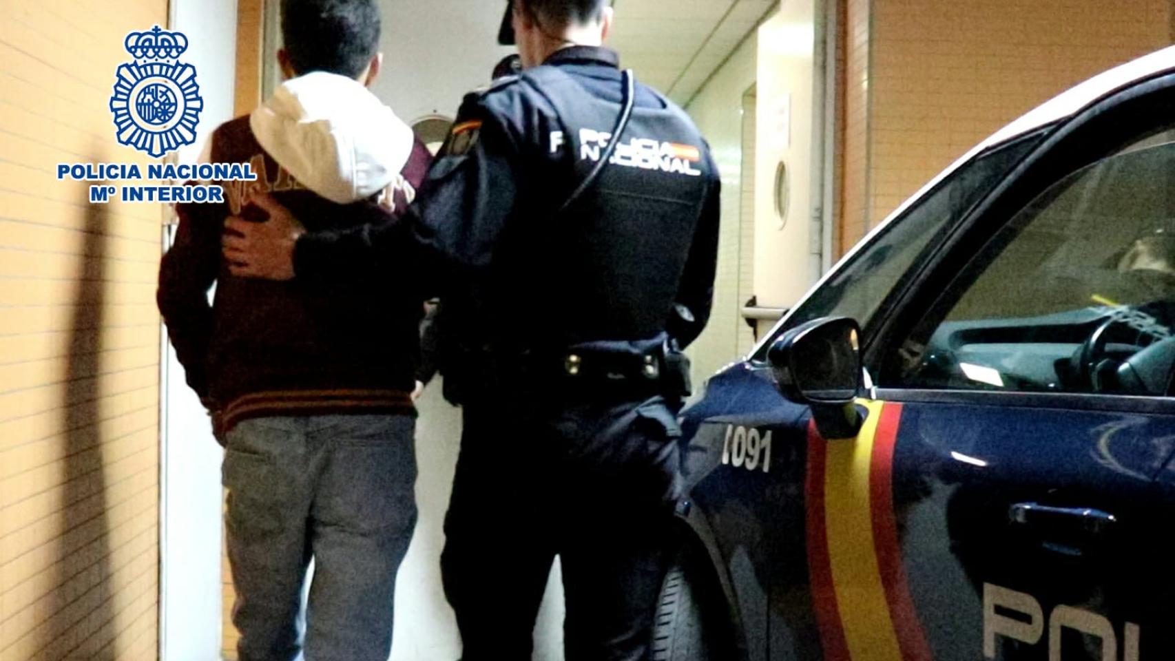 Uno de los detenidos por el robo de teléfonos móviles durante el Carnaval de Alicante.