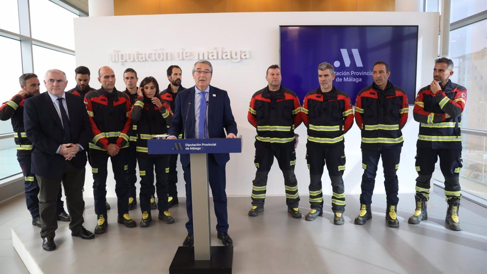 El presidente de la diputación de Málaga, José Francisco Salado, junto a los bomberos del CPB que han participado en las labores de rescate tras el terremoto de Turquía.