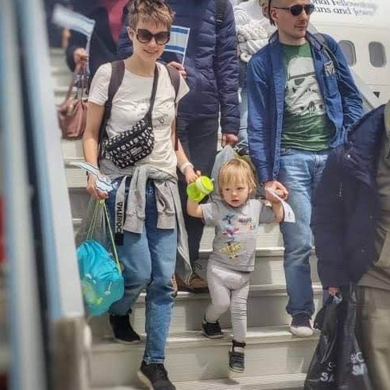 Anna Babenko, bajando del avión con su familia.
