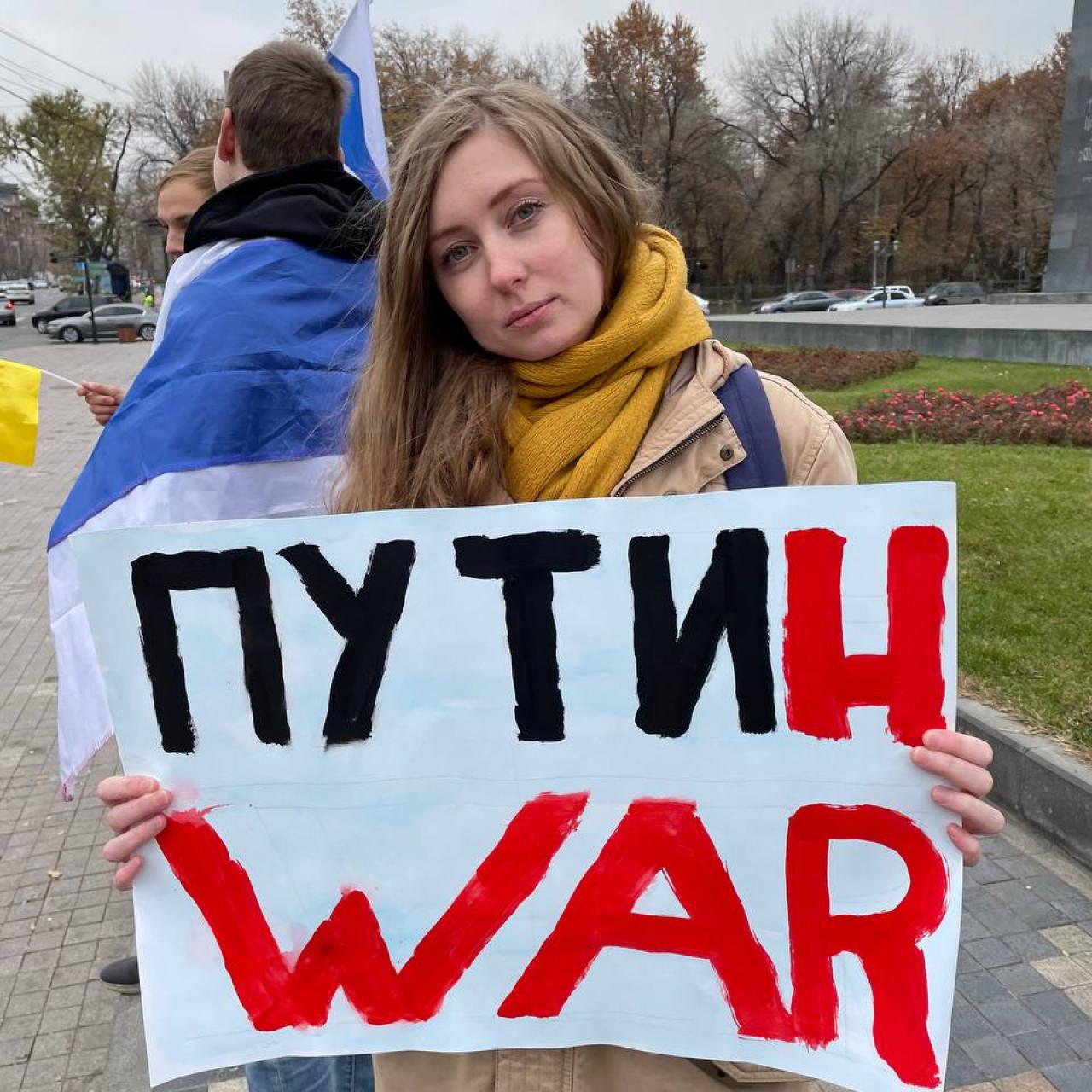 Viktoriya sostiene una pancarta en contra de la guerra iniciada por Vladímir Putin.