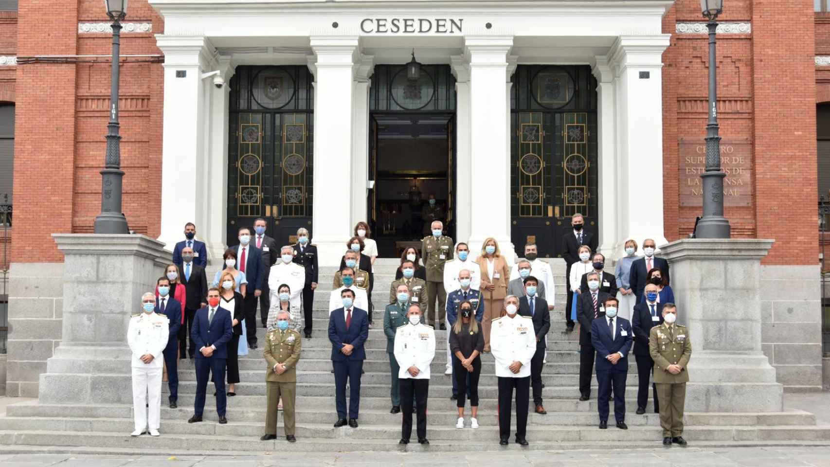 Míriam Nogueras, en el centro de la imagen, con mascarilla negra, el 14 de septiembre de 2020, durante la presentación del Curso de Defensa Nacional en el Ceseden (Madrid).