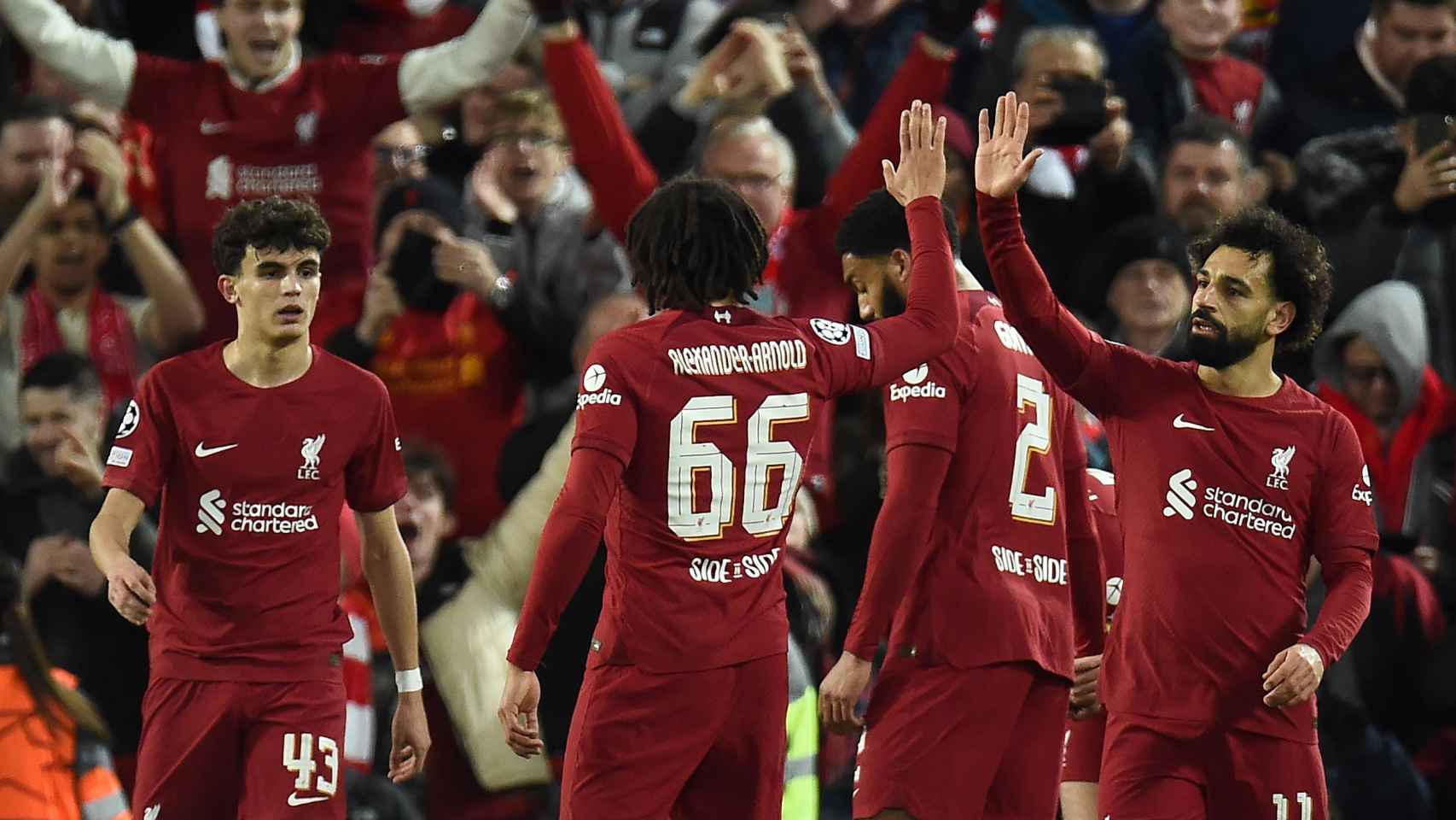 Los futbolistas del Liverpool celebran un gol.