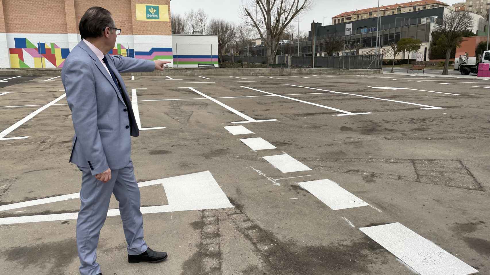 El concejal de Fomento, Fernando Carabias, visita los nuevos aparcamientos