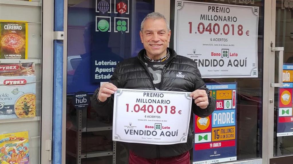 José Manuel en su administración con el cartel del premio