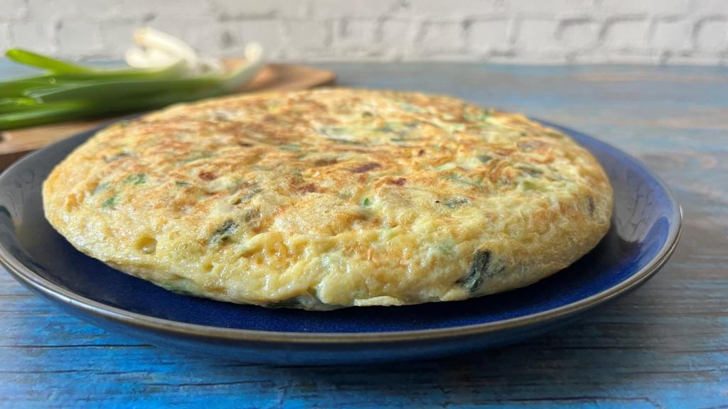 El truco de una chef con estrella Michelin para que la tortilla de patatas con cebolla tenga mucho más sabor