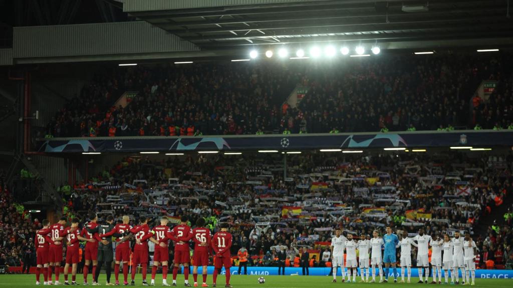 Minuto de silencio por Amancio Amaro en el Liverpool - Real Madrid