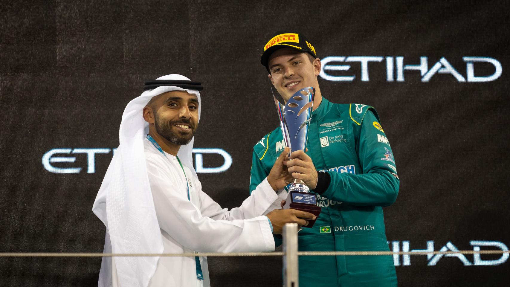 Felipe Drugovich celebrando un triunfo en el circuito de Yas Marina en Abu Dhabi