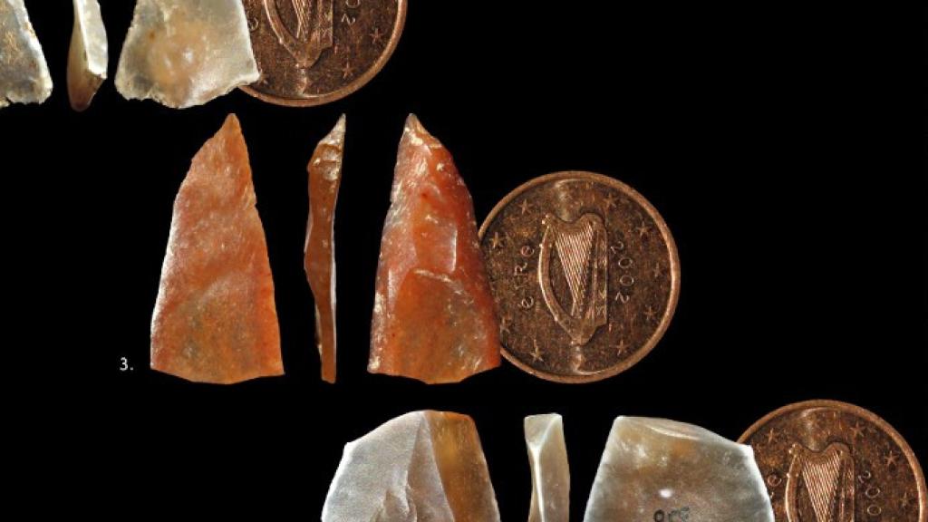 Varias de las puntas neronianas de diferentes tamaños halladas en la cueva de Mandrin y excavaciones en el sitio. Foto: Philippe Psaila, Laure Metz y Ludovic Slimak