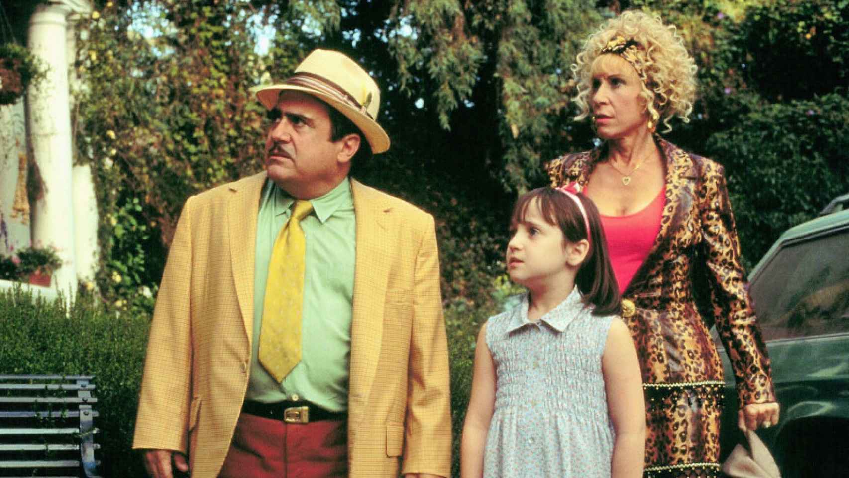 Danny DeVito, Mara Wilson y Rhea Perlman en la película 'Matilda' (1996), adaptación del libro homónimo de Roald Dahl