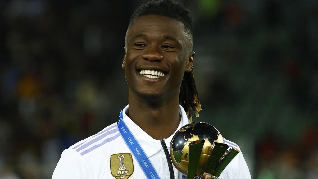 Eduardo Camavinga, posando con el trofeo del Mundial de Clubes celebrado en 2023